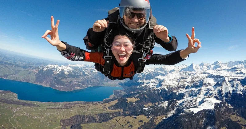 Fallschirmsprung aus dem Flugzeug über den Schweizer Alpen