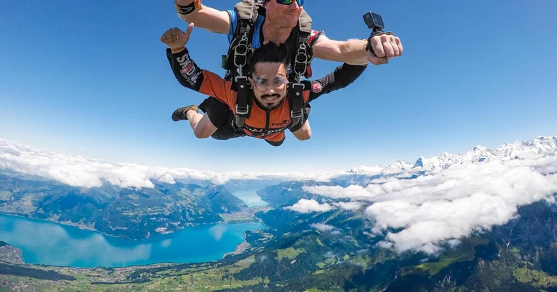 Ab Zürich: Fallschirmsprung und Rundflug